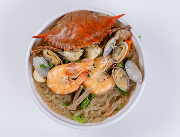 Braised Glass Noodle with Seafood (海鲜焖冬粉)